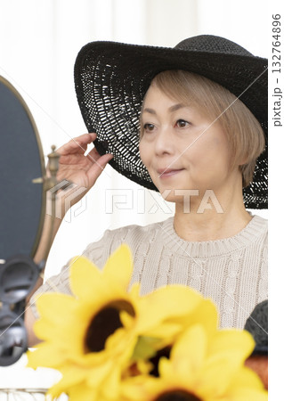 夏の外出で紫外線対策に帽子.サングラスを選ぶシニア女性 132764896