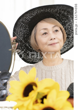 夏の外出で紫外線対策に帽子.サングラスを選ぶシニア女性 132764898