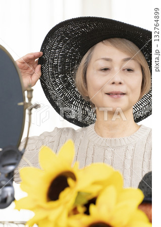 夏の外出で紫外線対策に帽子.サングラスを選ぶシニア女性 132764899
