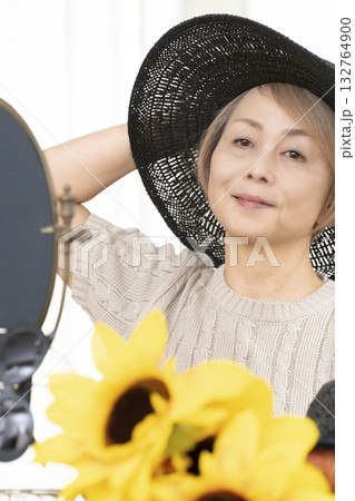 夏の外出で紫外線対策に帽子.サングラスを選ぶシニア女性 132764900