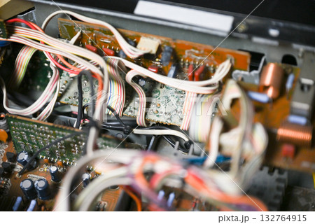 オーディオアンプの内部基板と電子部品のクローズアップ 132764915