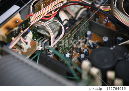 オーディオアンプの内部基板と電子部品のクローズアップ 132764916