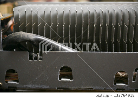 オーディオアンプの内部基板と電子部品のクローズアップ 132764919