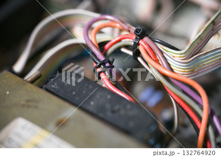 オーディオアンプの内部基板と電子部品のクローズアップ 132764920