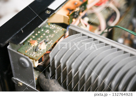 オーディオアンプの内部基板と電子部品のクローズアップ オーディオアンプの内部基板と電子部品のクローズアップ 132764928