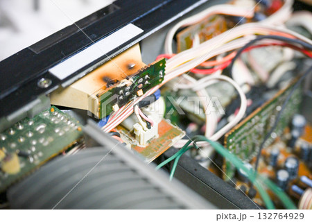 オーディオアンプの内部基板と電子部品のクローズアップ 132764929