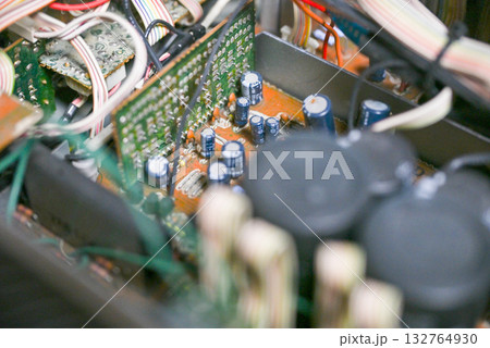 オーディオアンプの内部基板と電子部品のクローズアップ 132764930