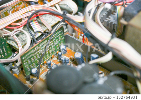 オーディオアンプの内部基板と電子部品のクローズアップ 132764931