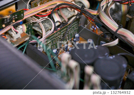 オーディオアンプの内部基板と電子部品のクローズアップ 132764932