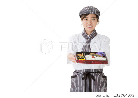 お弁当を持つコックコートを着た女性（切り抜き,きりぬき） 132764975