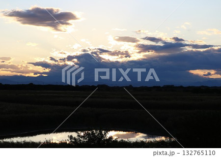 夕日に照らされる河川 静かな秋の風景 夕日に照らされる河川 静かな秋の風景 132765110