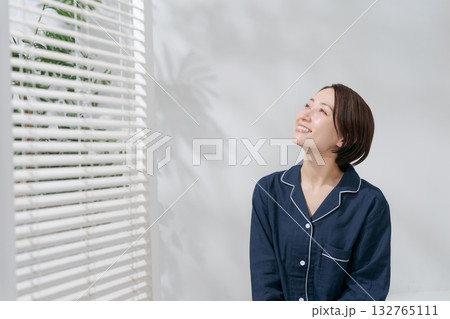 パジャマを着てリラックスする女性 パジャマを着てリラックスする女性 132765111