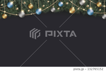 キラキラ光り輝くクリスマスの飾りと、ワイドな黒の背景 132765152
