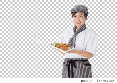 身穿廚師服的年輕亞裔女性，手拿午餐盒（剪影） 132765182