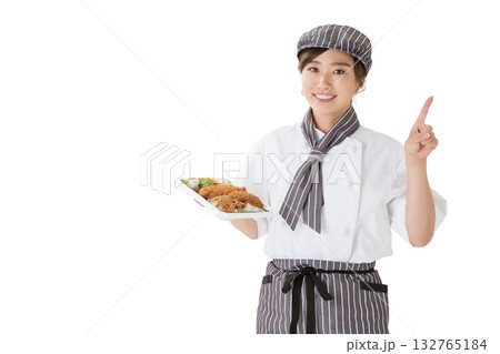 お弁当を持つコックコート姿の若いアジア人女性（切り抜き,きりぬき,おすすめ,紹介） 132765184