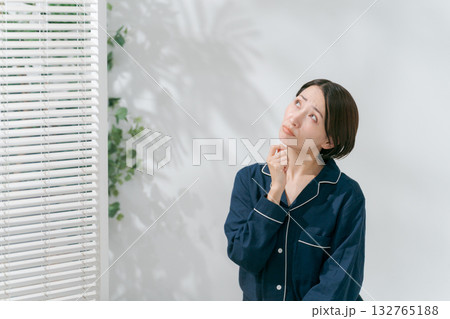 パジャマを着て考え事をする女性 パジャマを着て考え事をする女性 132765188