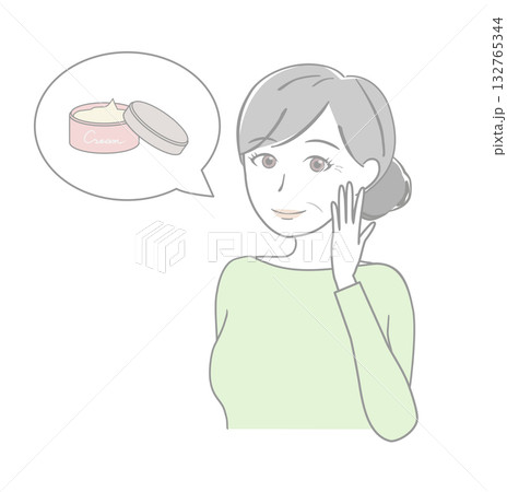 スキンケアについて考える高齢女性 132765344
