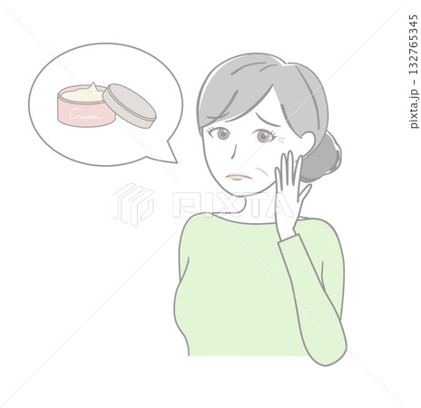 スキンケアについて考える高齢女性 132765345