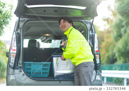 配達中の男性 132765346