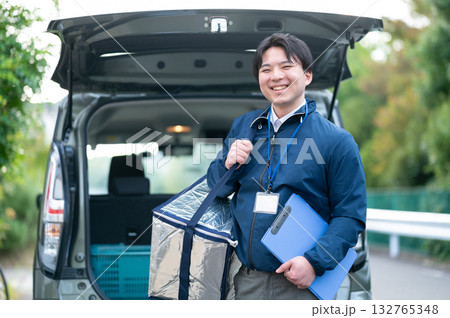 配達中の男性 132765348