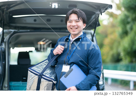 配達中の男性 配達中の男性 132765349