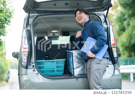 配達中の男性 配達中の男性 132765350