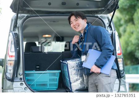 配達中の男性 配達中の男性 132765351