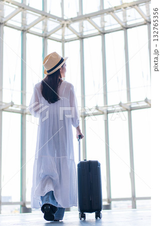 旅行に出かける女性 旅行に出かける女性 132765356