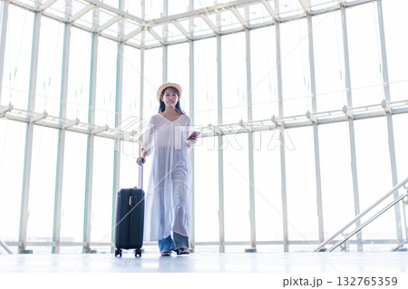 旅行に出かける女性 132765359