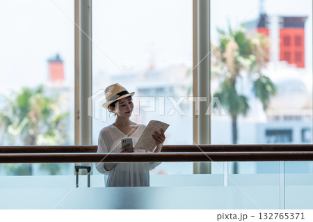 旅行に出かける女性 132765371