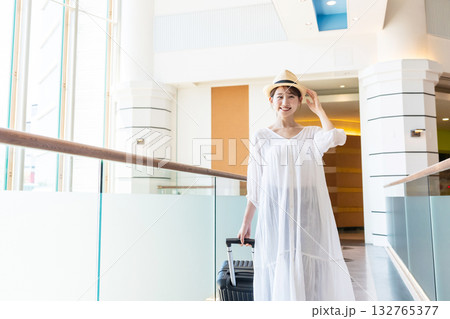 旅行に行く若い女性 132765377