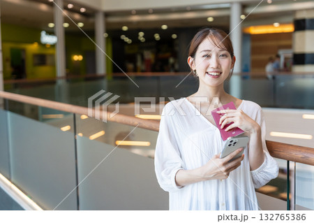 女子旅　パスポート　スマホ 132765386