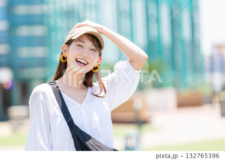 笑顔の若い女性 笑顔の若い女性 132765396