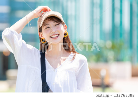笑顔の若い女性 132765398