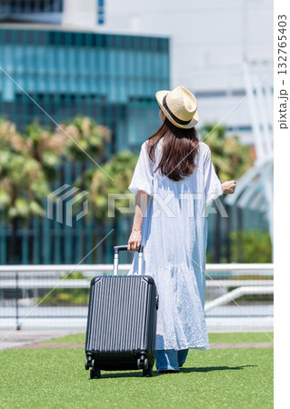 旅行に出かける若い女性 132765403