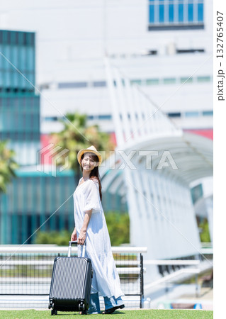 旅行に出かける若い女性 132765407