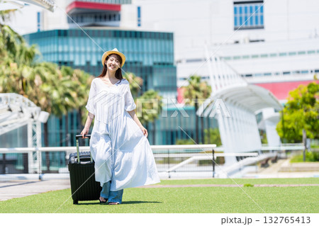 旅行に出かける若い女性 旅行に出かける若い女性 132765413