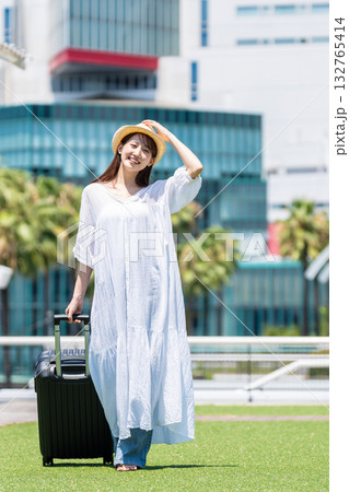 旅行に出かける若い女性 旅行に出かける若い女性 132765414