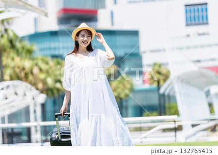 旅行に出かける若い女性 旅行に出かける若い女性 132765415