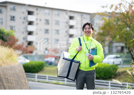 配達中の男性 132765420