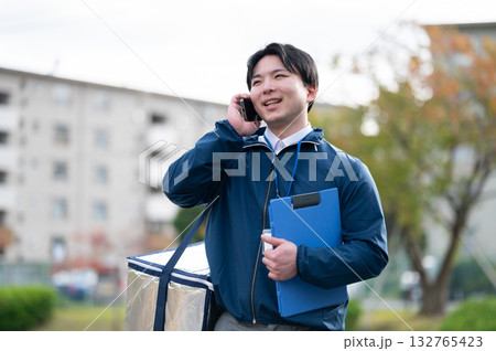 配達中の男性 配達中の男性 132765423
