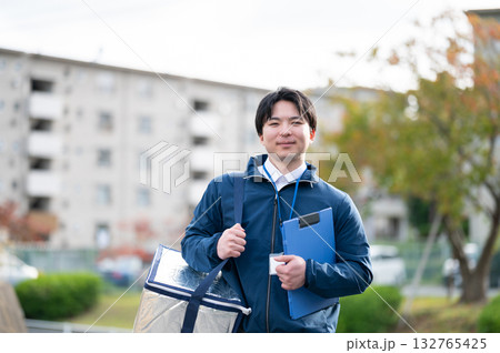配達中の男性 132765425