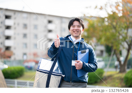 配達中の男性 配達中の男性 132765426