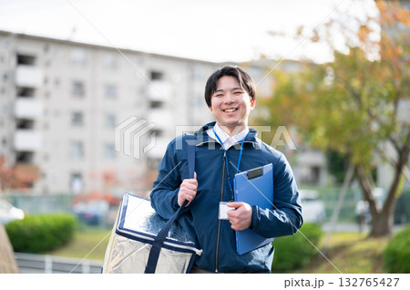 配達中の男性 132765427