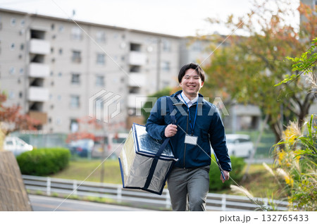 配達中の男性 132765433