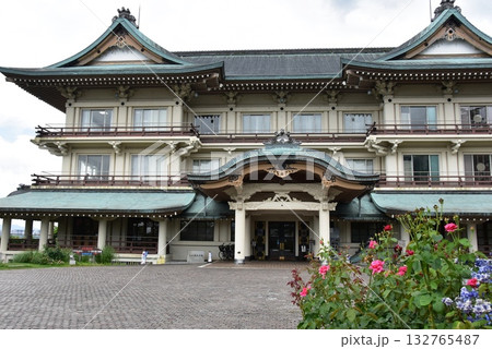 大津市　柳が埼湖畔公園びわ湖大津館のエントランス 132765487