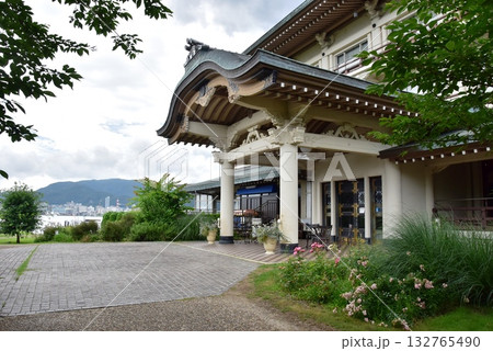 大津市 柳が埼湖畔公園びわ湖大津館と琵琶湖 大津市 柳が埼湖畔公園びわ湖大津館と琵琶湖 132765490