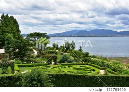 大津市　柳が埼湖畔公園散策路と琵琶湖と英国式庭園 132765496