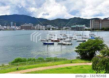 大津市 柳が埼湖畔公園散策路と琵琶湖 大津市 柳が埼湖畔公園散策路と琵琶湖 132765498