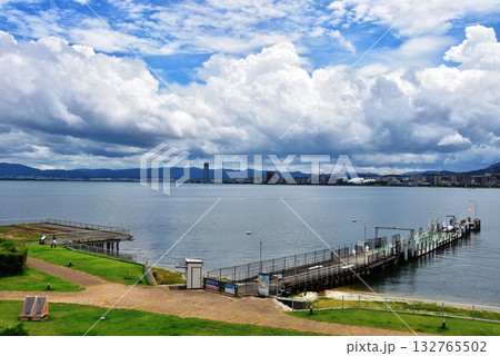 大津市　柳が埼湖畔公園と琵琶湖 132765502